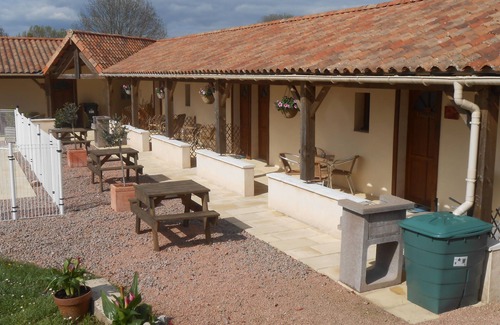 Abjat-sur-Bandiat Apartment | Family Gîte Gerbera: Poolside Retreat in the Dordogne