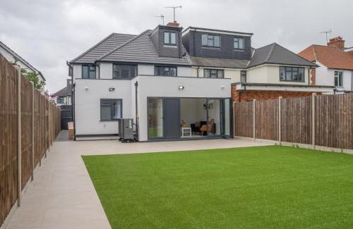 Harrow Apartment | Family & Group-Friendly 7-Bed House near The Great Barn Harrow with 3 Private Parking