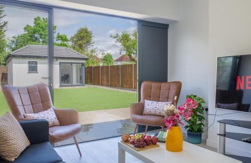 Harrow Apartment | Family & Group-Friendly 7-Bed House near The Great Barn Harrow with 3 Private Parking