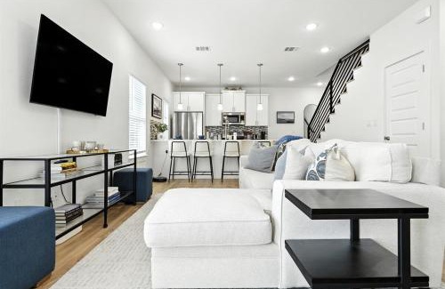 Montopolis House | Family & Group-Friendly Luxe Home Near ACL, Football Games & F1