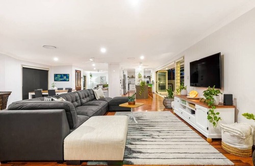 Robina House | Family Holiday Retreat: 4 Beds, Pool & Beach Access