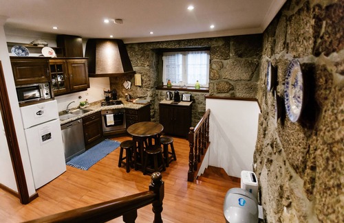 Creixomil House | Family Retreat Near Center with Garage, WiFi & Spa Access