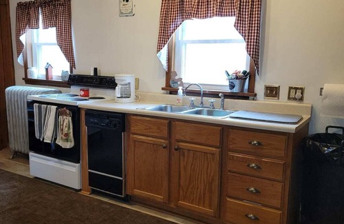 Garrett House | Spacious Family Retreat with Ocean Views & Biking Trails