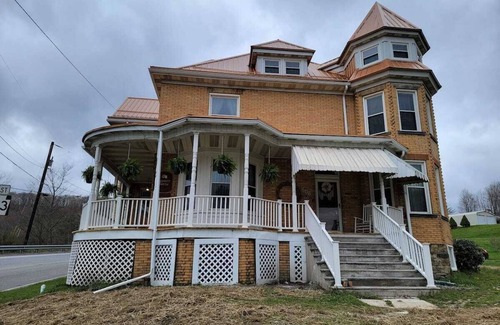 Garrett House | Spacious Family Retreat with Ocean Views & Biking Trails