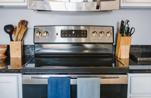 Taylors House | Family Retreat with Large Fenced Backyard, Pet-Friendly