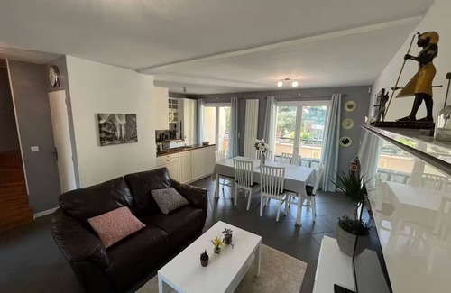 Noisy-le-Grand House | Ideal Family Retreat Near Paris and Disneyland with Breakfast