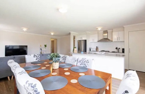 Elizabeth Downs House | Vibrant Family Retreat Perfect for Your Next Fiesta