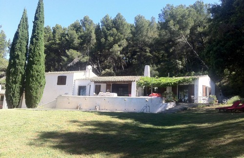 Sorgues Villa | Relaxing Family Retreat Surrounded by Pine Forests