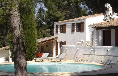 Sorgues Villa | Relaxing Family Retreat Surrounded by Pine Forests