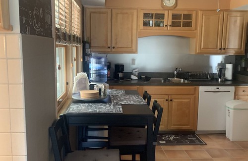 O'Hare House | Ideal Family Home Near Chicago-O'Hare with Spa Amenities