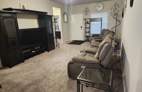 Newcastle House | Family Retreat in Quaint Town, Just 15 Min from OKC