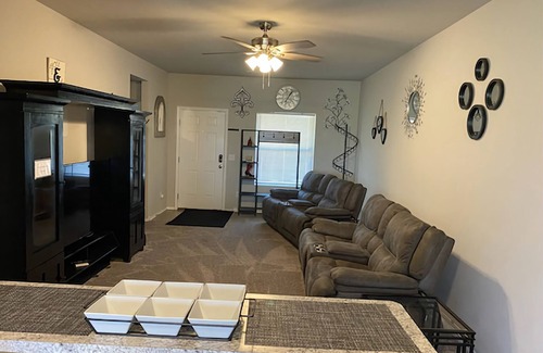 Newcastle House | Family Retreat in Quaint Town, Just 15 Min from OKC