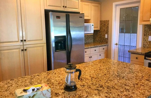 Fleetwood House | Welcoming Family Home in Surrey with Top Amenities