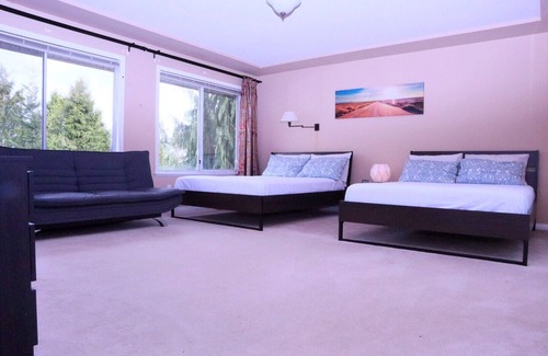 Fleetwood House | Welcoming Family Home in Surrey with Top Amenities