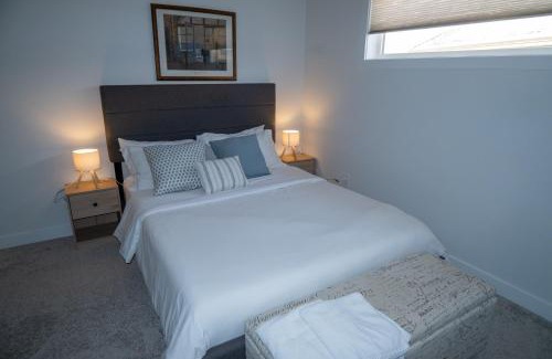 West Edmonton House | Family Home Retreat - Vintage Arcade & Ping Pong Fun!