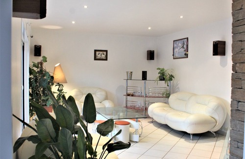 Saint-Valerien House | Family Retreat with Heated Pool for Memorable Getaways