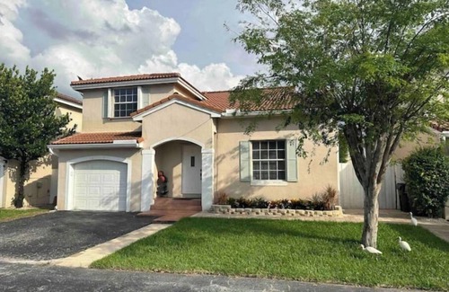 Coconut Creek House | Family Getaway with Private Pool for 6-8 Guests