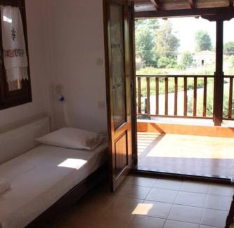 Elia House | Family Retreat with Large Garden, Steps from the Coast