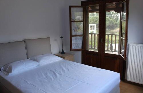 Elia House | Family Retreat with Large Garden, Steps from the Coast