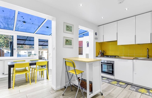 Elthorne House | Family House in the Heart of Hanwell with 5 stars!