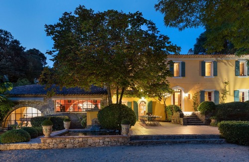 Pignans House | Tranquil Family Retreat Amidst Scenic Vineyard Escape