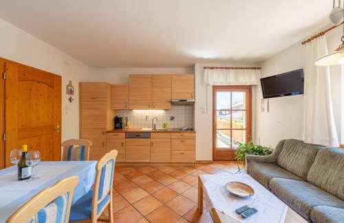 Tramin Apartment | Family Apartment "Oleander" with Pool and Lake Views