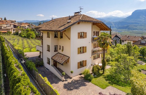 Tramin Apartment | Family Apartment "Oleander" with Pool and Lake Views