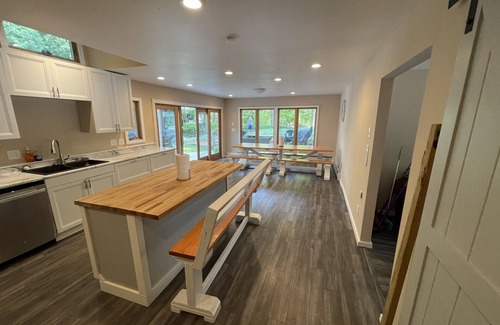 Frankfort House | Spacious Retreat by the Lake: Guest Rated 9.8, Family Friendly