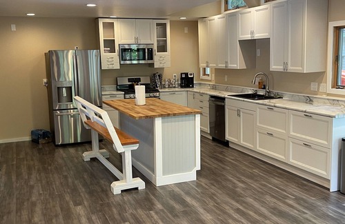 Frankfort House | Spacious Retreat by the Lake: Guest Rated 9.8, Family Friendly