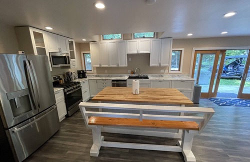 Frankfort House | Spacious Retreat by the Lake: Guest Rated 9.8, Family Friendly