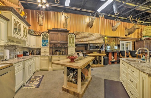 Dover Cabin | Inviting Leatherwood Resort Cabin with Fire Pit & Spa