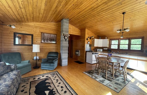 Crystal Falls Cabin | Tranquil Family Lodge by Private Lake for Nature Lovers