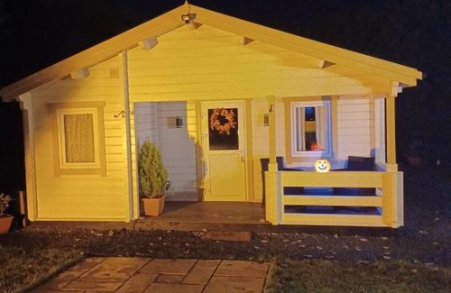 Letterkenny House | Cozy Family Log Cabin: Pet-Friendly Retreat for All