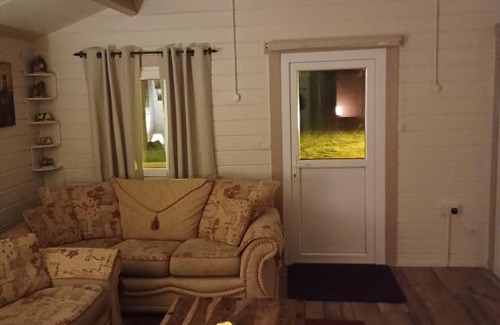 Letterkenny House | Cozy Family Log Cabin: Pet-Friendly Retreat for All