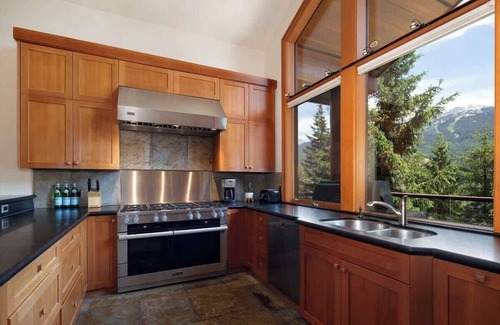 Blueberry Hill House | Ideal Family Chalet with Mountain Views & Hot Tub Retreat