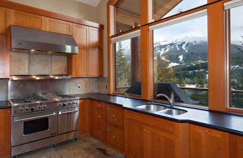 Blueberry Hill House | Ideal Family Chalet with Mountain Views & Hot Tub Retreat