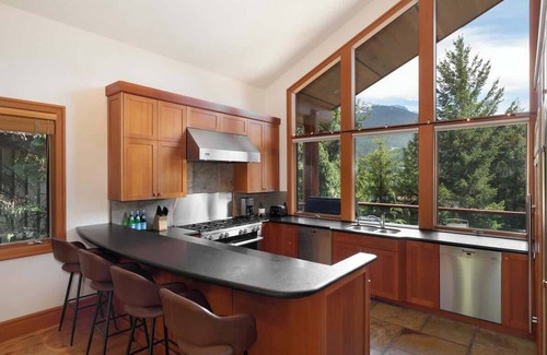 Blueberry Hill House | Ideal Family Chalet with Mountain Views & Hot Tub Retreat