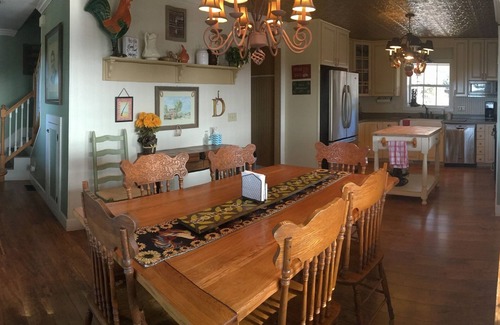 Williams House | Unforgettable Family Retreat with Scenic Views and Spa