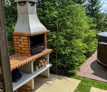 Muntele Baisorii House | Family Nest Baisoara: Perfect Retreat with Hot Tub Access