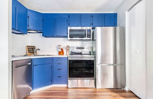 Auburn Condo | Family & Pet Friendly, Location Style & Comfort *4BR/2BA Walk To Everything