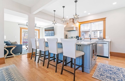 Cedar Falls House | Unforgettable Family Getaway at Memory Maker House