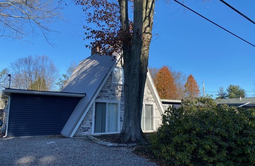 Conneaut Lakeshore Cottage | Family-Friendly Retreat at Conneaut Lake, PA for Fun Getaways