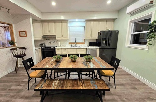 Pointe-de-Sainte-Foy House | Exceptional Downtown Quebec Getaway with Spa and Hot Tub
