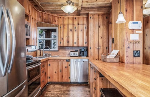 Silver Point House | Family Retreat with Private Lake Access & Hot Tub Amenities