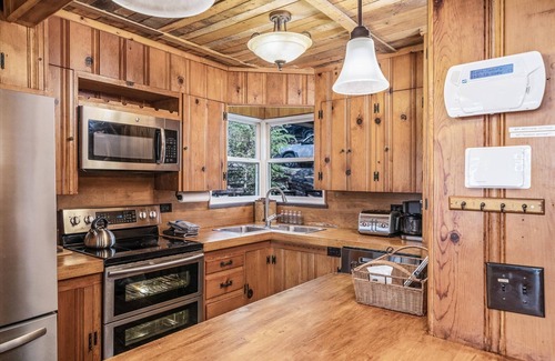 Silver Point House | Family Retreat with Private Lake Access & Hot Tub Amenities