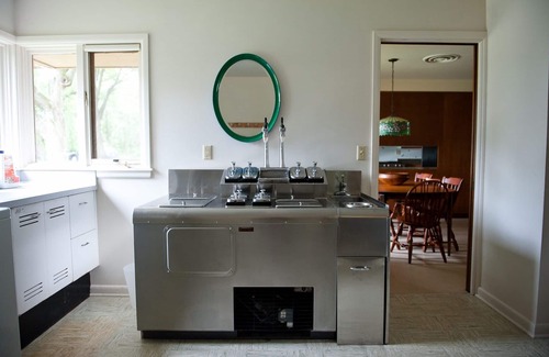 Mukwonago House | Ideal Family Retreat with Ocean and Lake Views