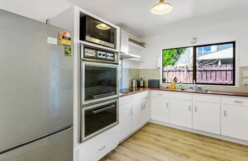Birkenhead House | Family-Friendly Retreat with Wi-Fi, Parking & Garden Access