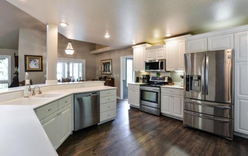 Lampe House | Idyllic Lakefront Resort for Family Reunions with Free Kayaks