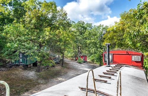 Lampe House | Idyllic Lakefront Resort for Family Reunions with Free Kayaks