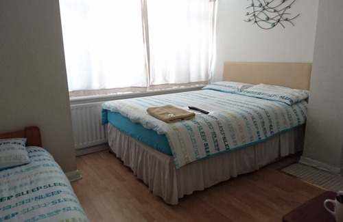 Harlington House | Cozy Family Room for 3 with Private Shower and Breakfast
